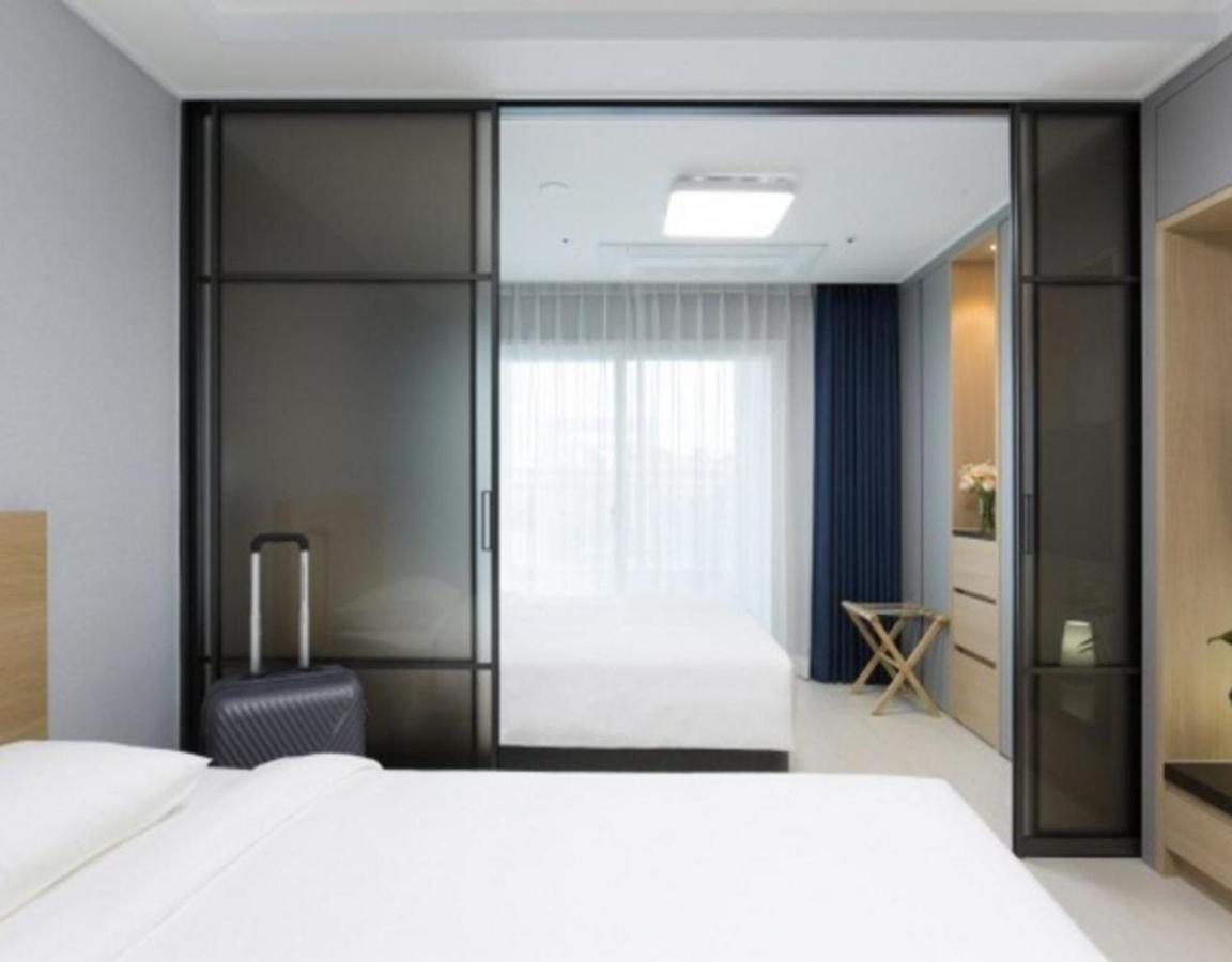 Yeosu Hotel First City Экстерьер фото