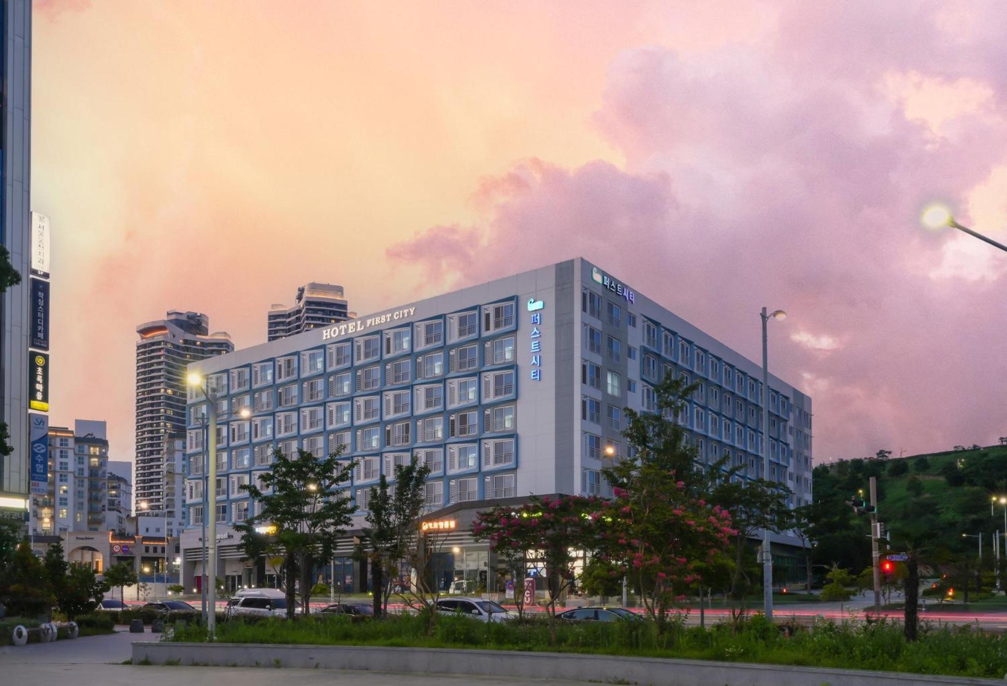 Yeosu Hotel First City Экстерьер фото
