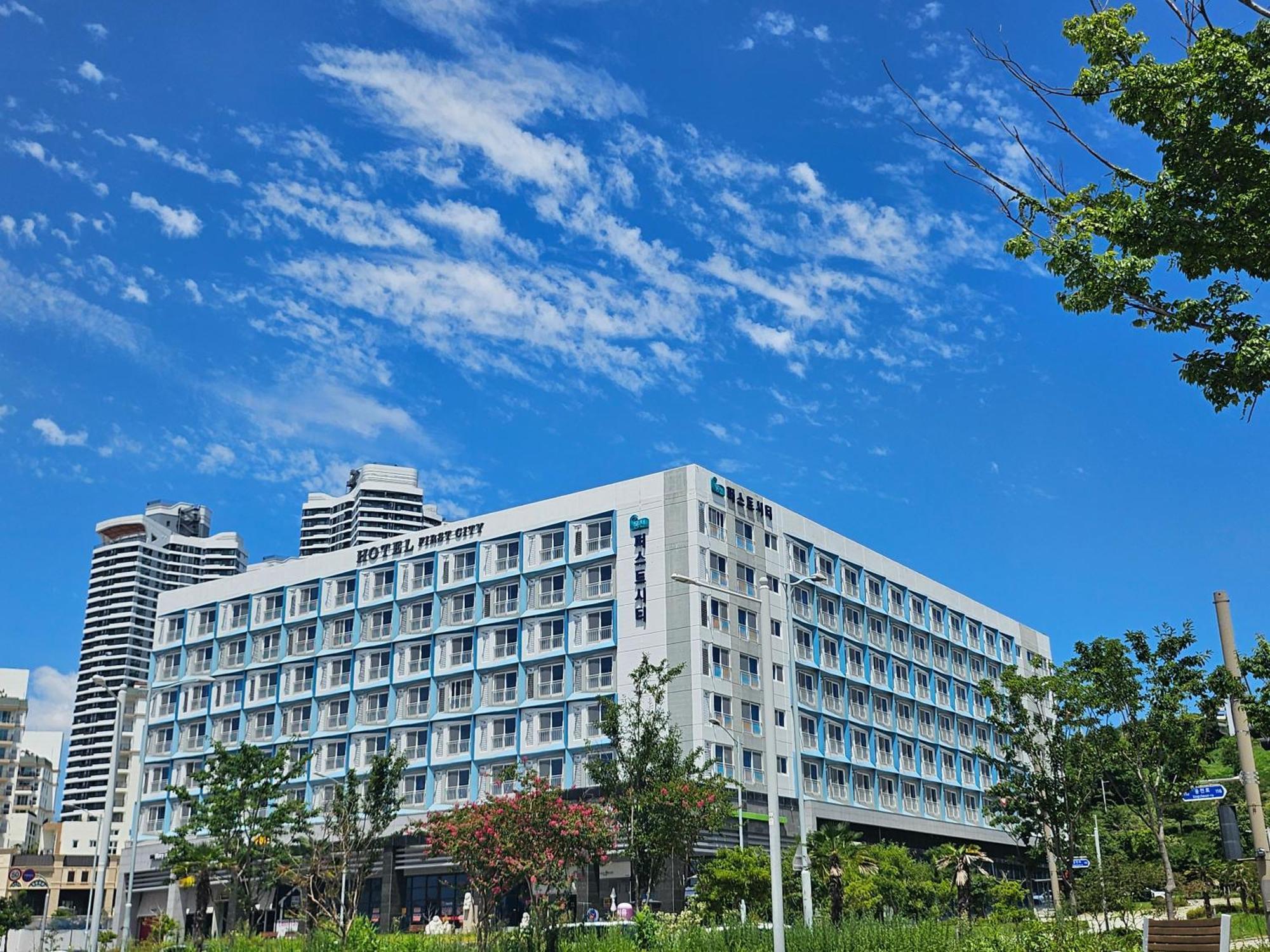 Yeosu Hotel First City Экстерьер фото
