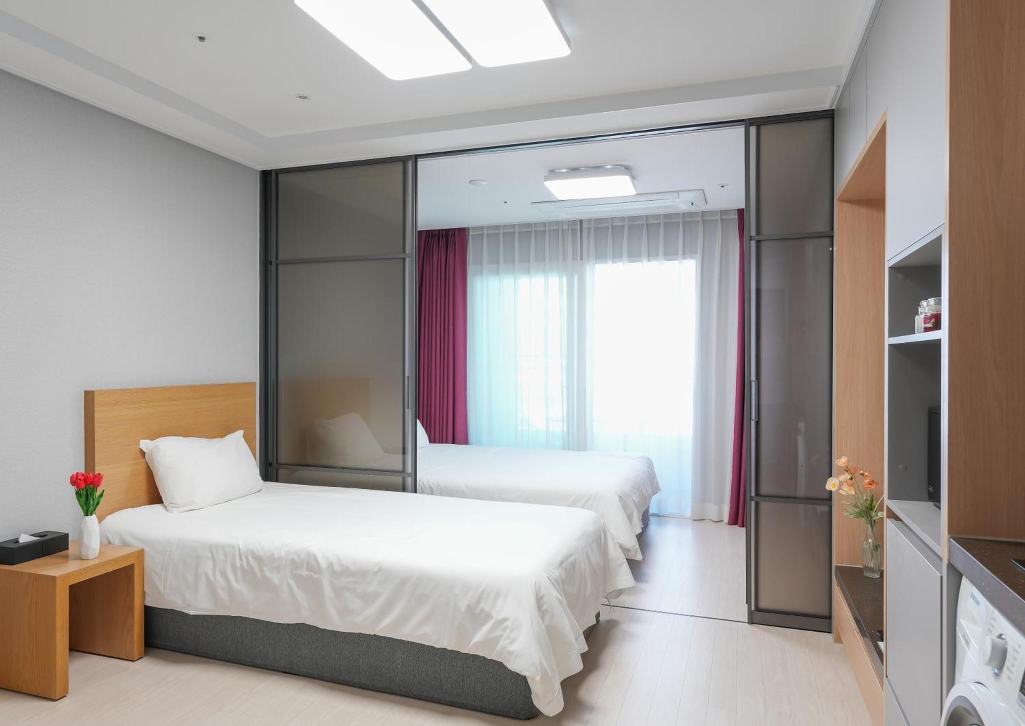 Yeosu Hotel First City Экстерьер фото