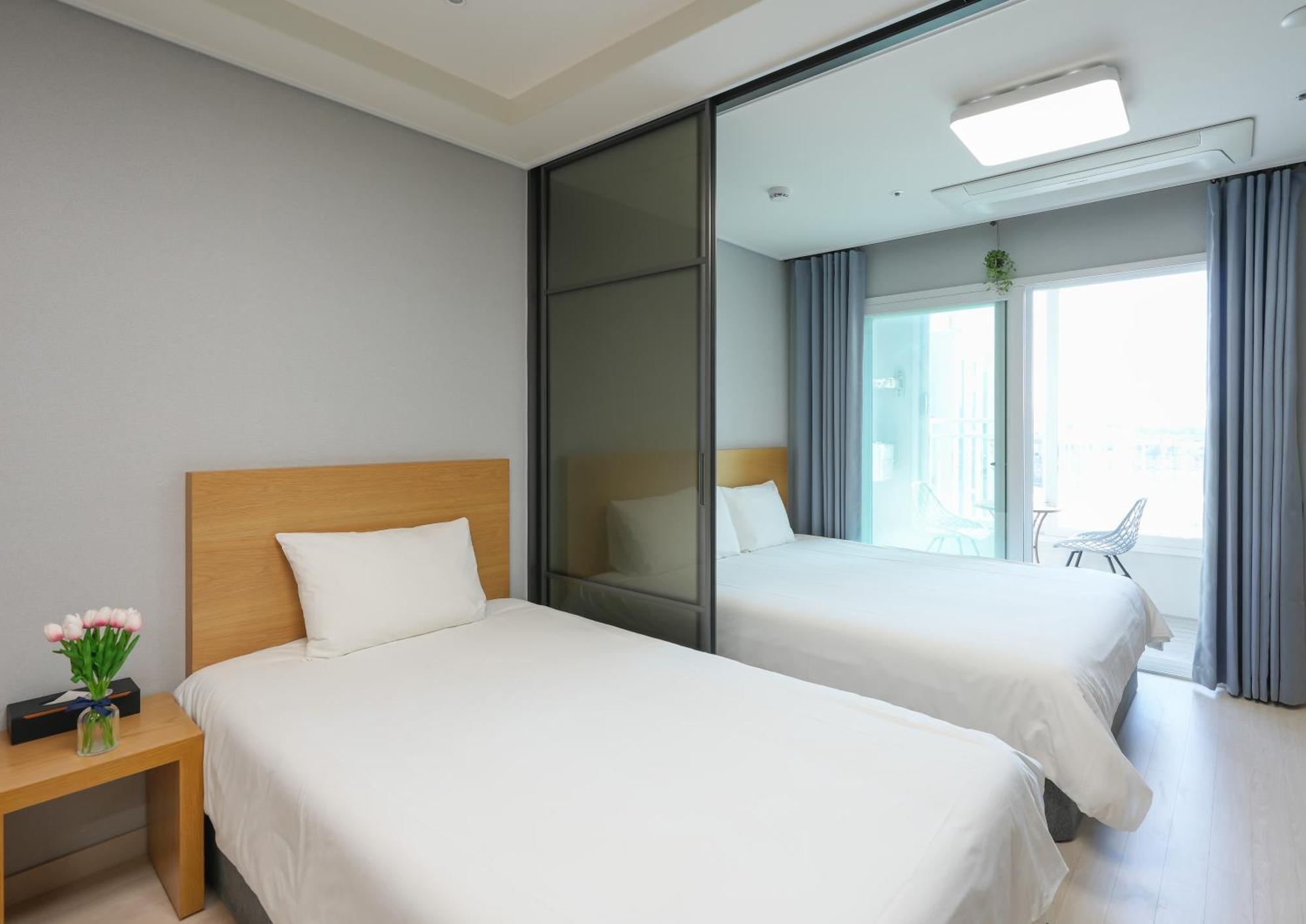 Yeosu Hotel First City Экстерьер фото
