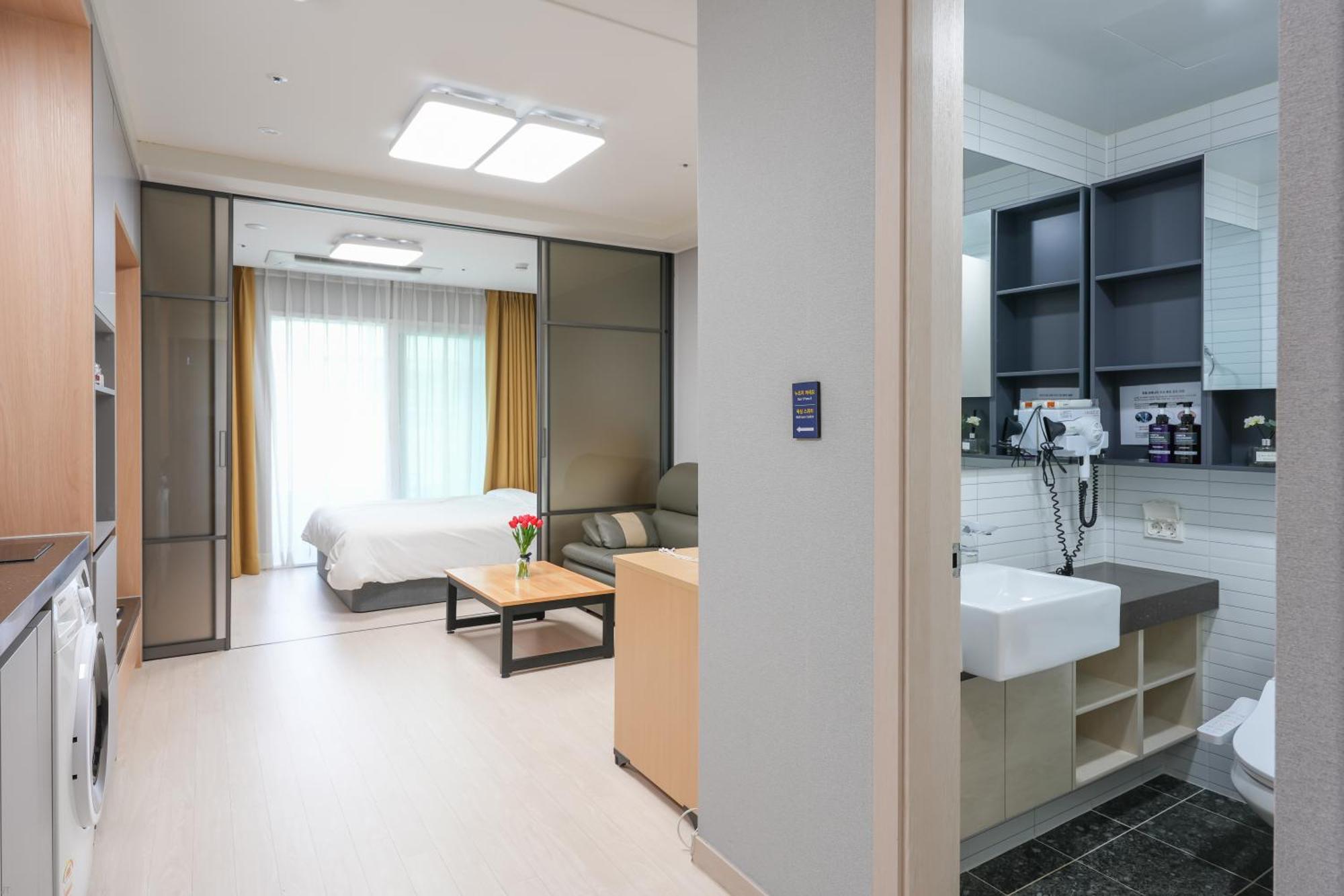 Yeosu Hotel First City Экстерьер фото