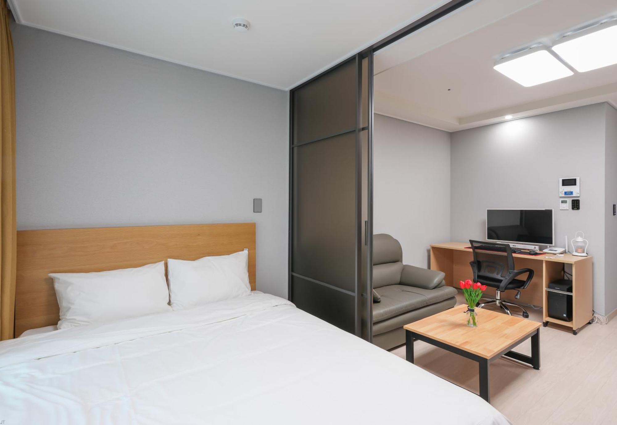 Yeosu Hotel First City Экстерьер фото