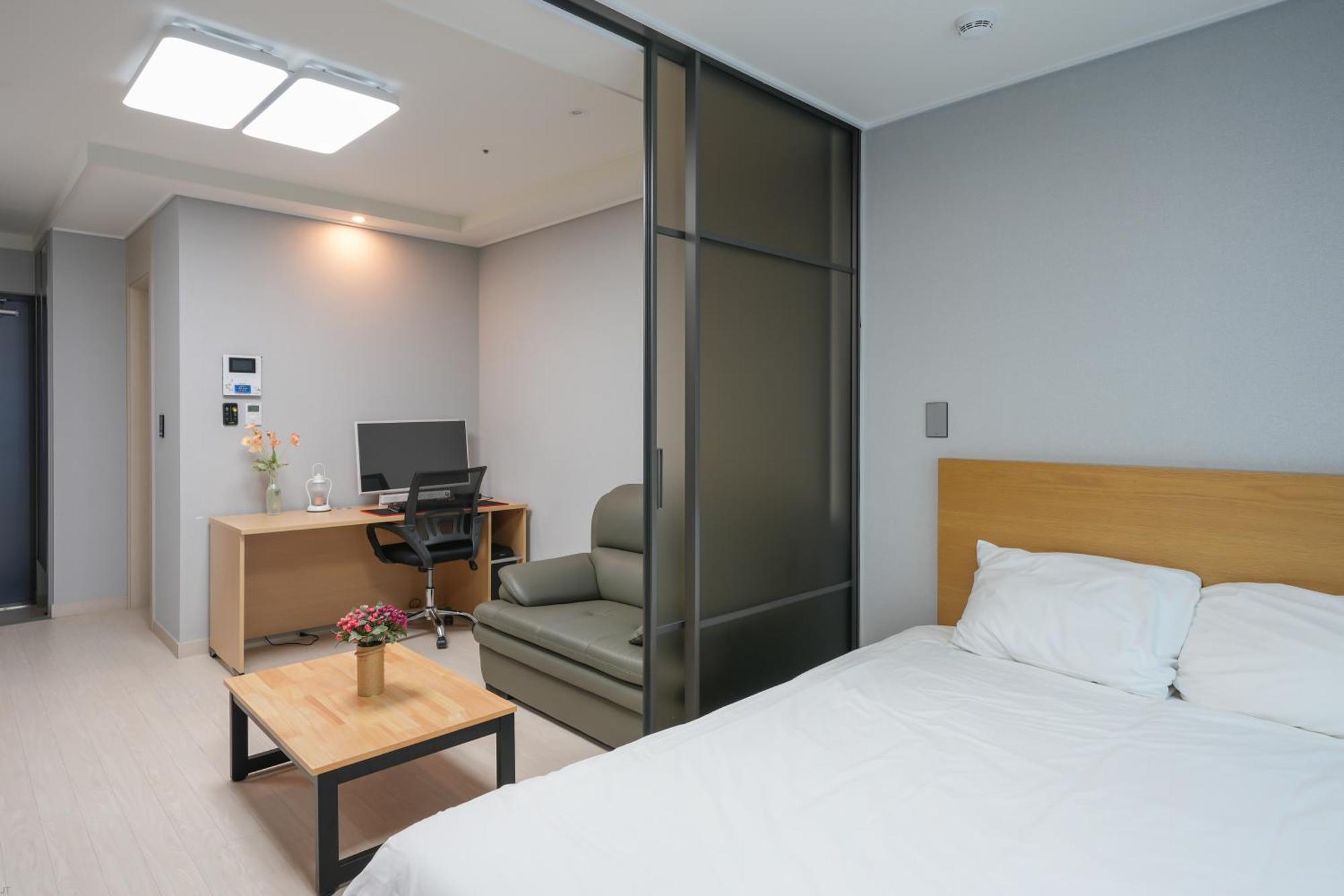 Yeosu Hotel First City Экстерьер фото