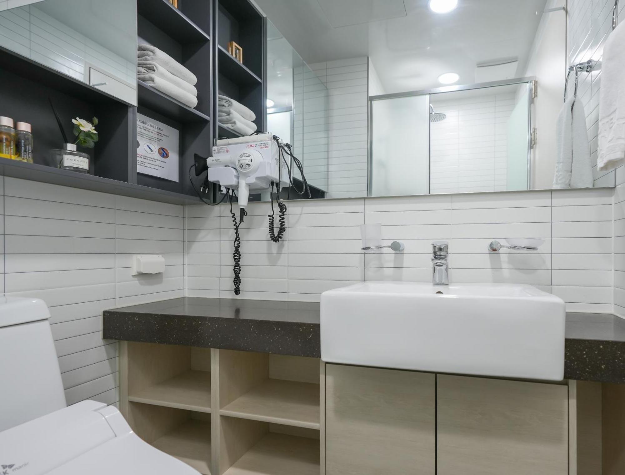 Yeosu Hotel First City Экстерьер фото