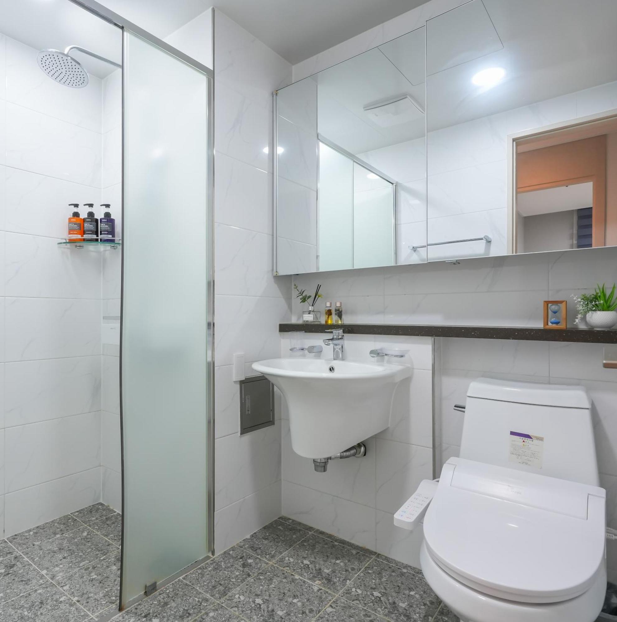 Yeosu Hotel First City Экстерьер фото